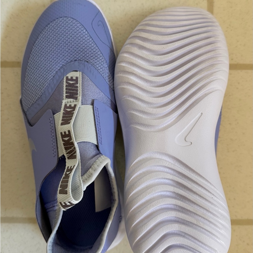Brand new Nike Slip-On Sneakers in periwinkle size 2y. - Picture 3 of 4